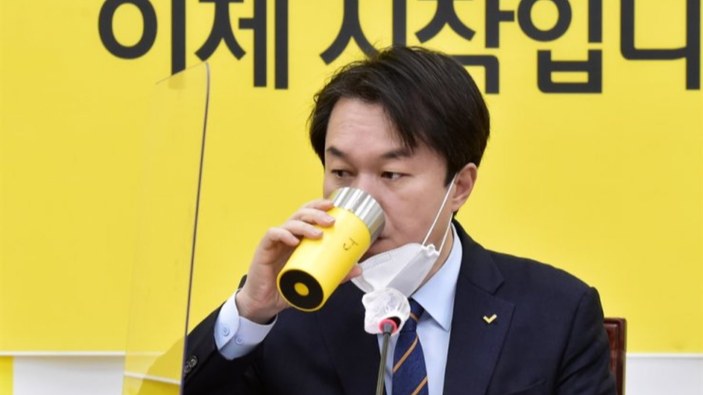 Güney Kore'de tacizci parti lideri görevden alındı
