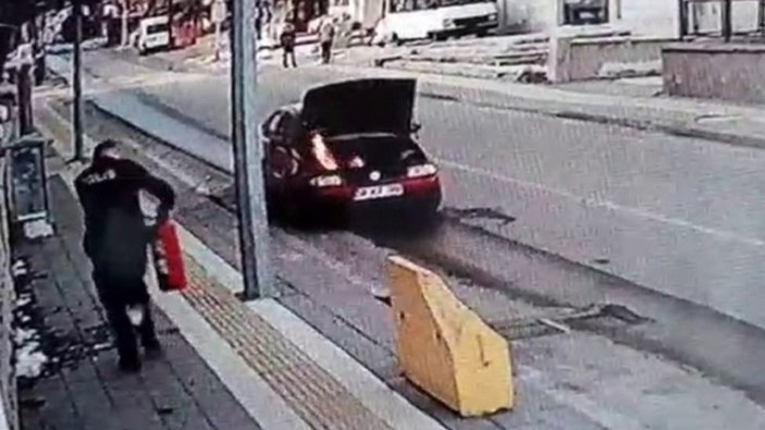 Sivas'ta yanan aracı polis söndürdü