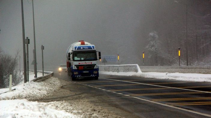 Bolu Dağı'nda kar ve sis etkili oluyor
