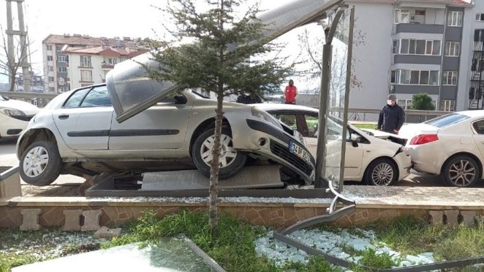 Edremit’te polisten kaçan 16 yaşındaki sürücü kaza yaptı