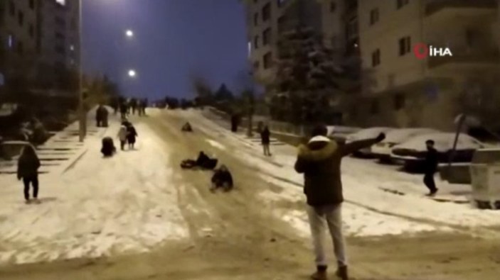 Ankaralıların yokuş aşağı poşetle kayak keyfi