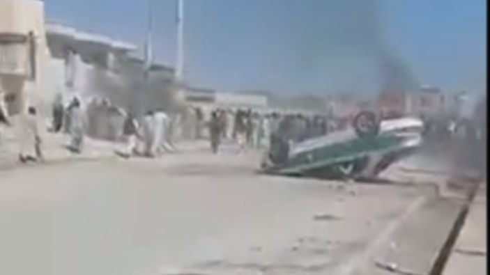 İran, Pakistan sınırında gösteri yapan kaçakçılara müdahale etti: 10 ölü