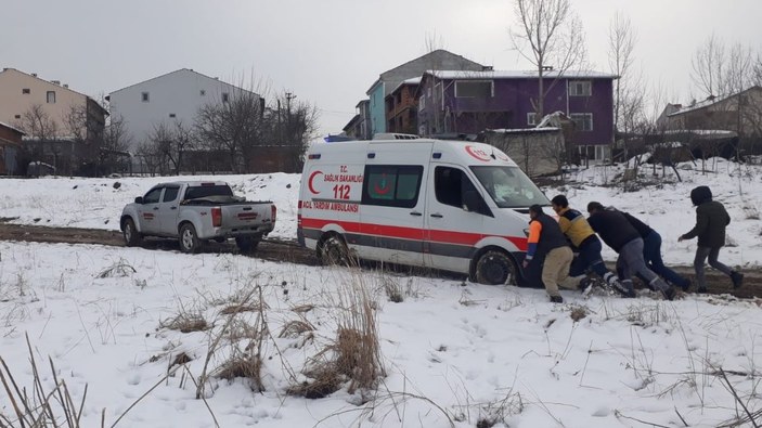 Bursa'da çamura saplanan ambulans kurtarıldı