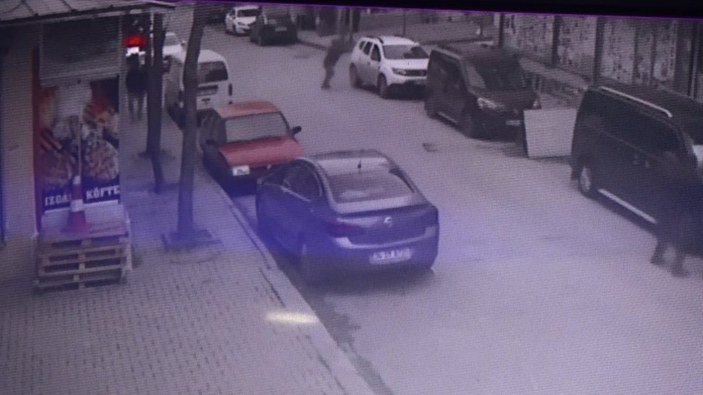 Sultangazi'de 3 kişinin bulunduğu otomobili taradı