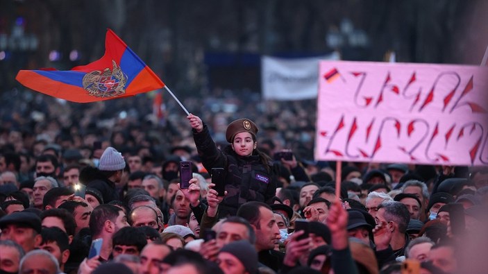 Ermenistan'da muhalefet yanlıları gösteri düzenledi