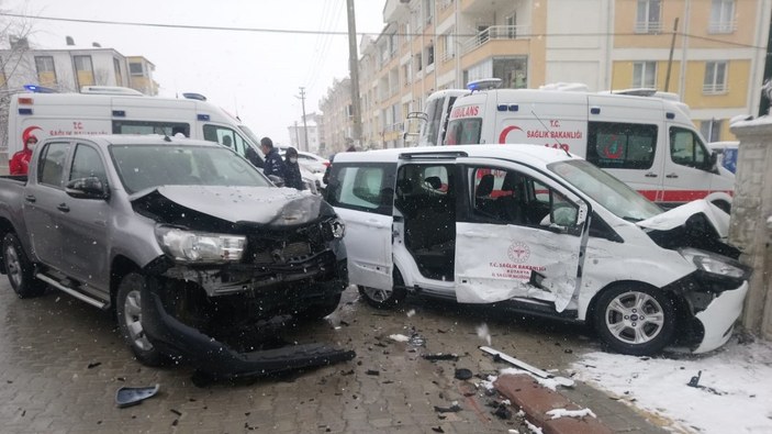 Kütahya'da aşı ekibi kaza yaptı, 4 sağlık görevlisi yaralandı