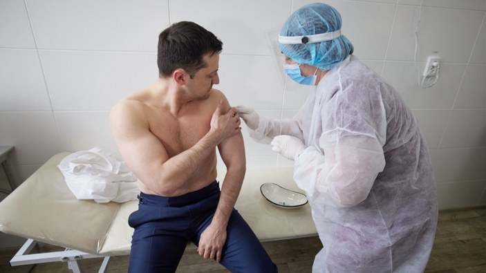 Ukrayna Devlet Başkanı Vladimir Zelenskiy, koronavirüs aşısı oldu