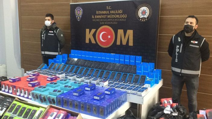 Fatih'te ele geçirilen kaçak telefonlar, 1,5 milyon lira değerinde