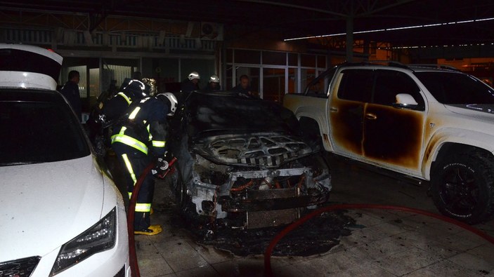Antalya'daki galeride, lüks otomobiller yandı