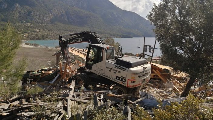 Muğla Akbük Koyu'nda kaçak yapıların yıkımının ilk etabı tamamlandı