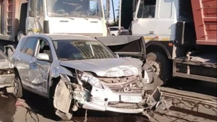 Rusya’da kamyonun freni boşaldı, 8 aracı ezdi