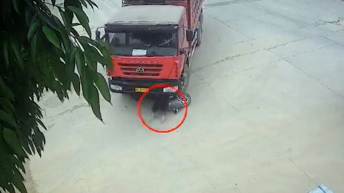 Scooter sürücüsü, Çin'de ezilmekten son anda kurtuldu