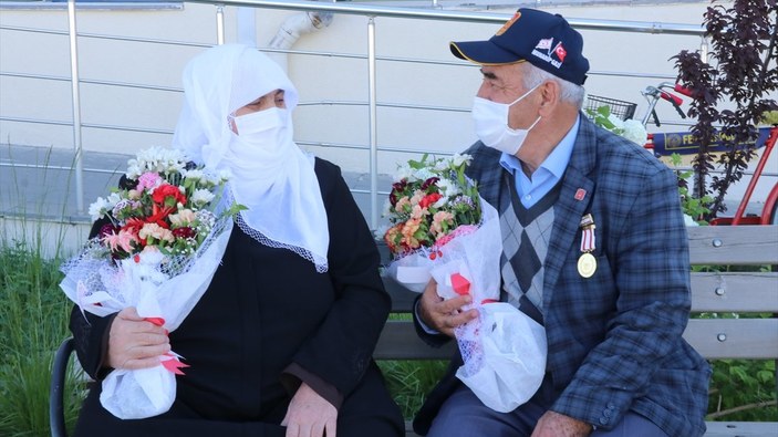 Van’da 70 yaşında ilk kez kimliği olan kadın, eşi ile resmi nikah kıydı