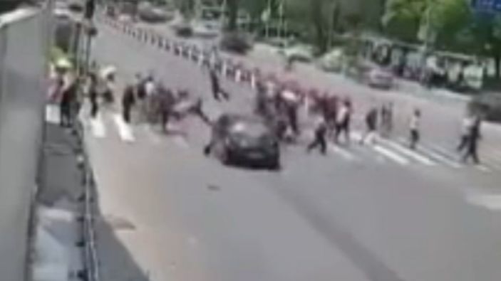 Çin'de korkunç kaza: Yayaların arasına daldı