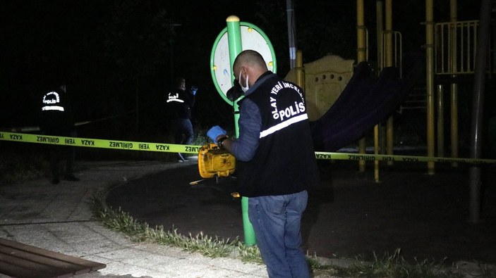 İzmir'de parkta bıçaklı kavga: 1 ölü