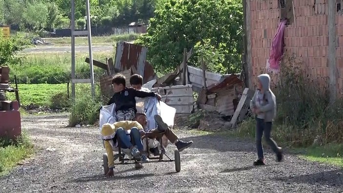 Arnavutköy'deki çocukların, kağıt toplama aracıyla eğlencesi