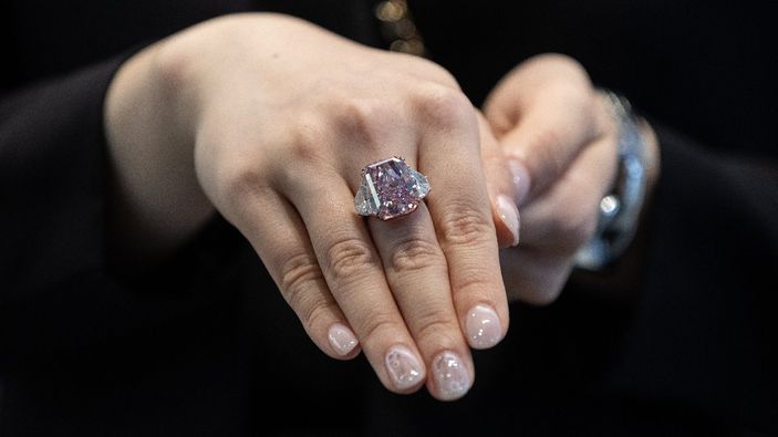 Hong Kong'da 'Sakura' isimli elmas 29.3 milyon dolara satıldı