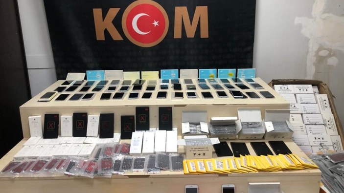 İzmir'de piyasa değeri 4 milyon lira olan kaçak ürün ele geçirildi