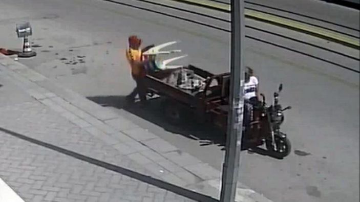 Eskişehir'de mağazadan ürünleri seçerek çaldılar