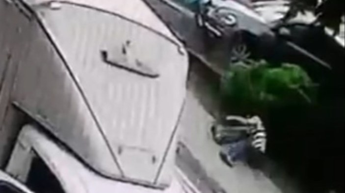 İstanbul’da kontrolden çıkan araç kaldırımda yürüyen gence çarptı