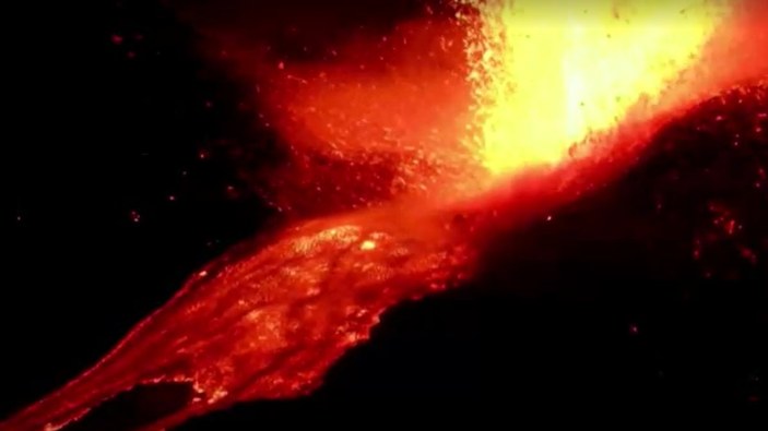 İtalya’da Etna Yanardağı lavları geceyi aydınlattı