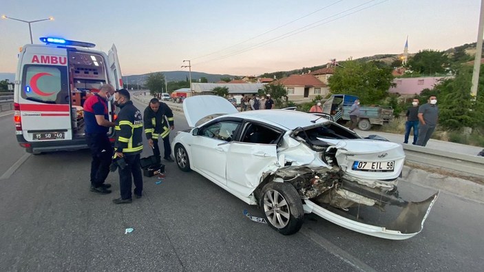 Burdur'da jandarmanın durduğu otomobile başka otomobil çarptı: 6 yaralı