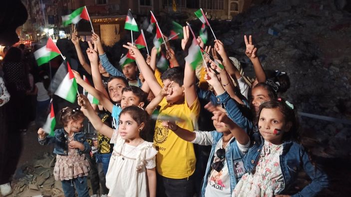 Gazze'de İsrail saldırılarında ölen çocuklar için 66 mum yakıldı