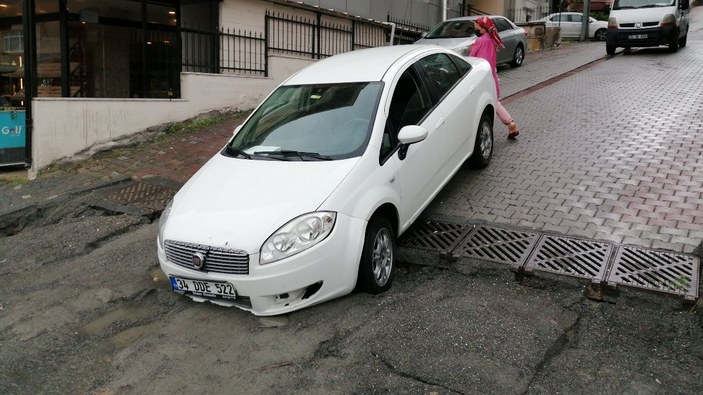 Ataşehir'de araç sürücüleri, yoldaki çukur nedeniyle mağdur