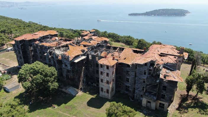 Büyükada Rum Yetimhanesi'nin harabeye dönen hali görüntülendi.
