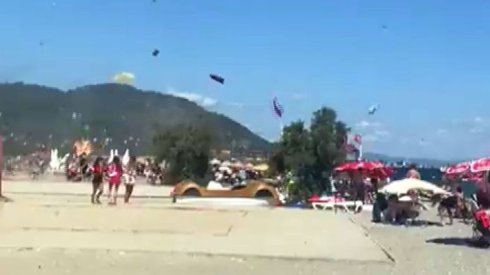 Balıkesir’de hortum sahili birbirine kattı