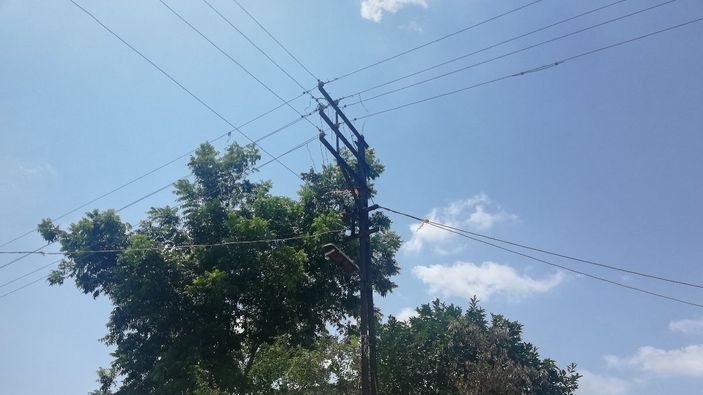 Adana'da elektrik direğinde akıma kapıldı