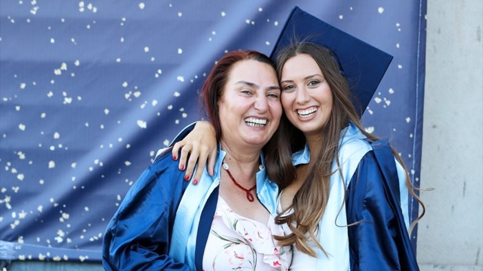 İzmir'de anne ile kızın mezuniyet heyecanı