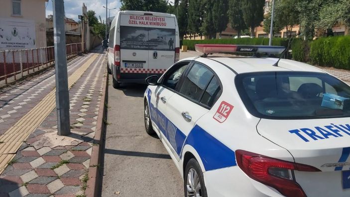 Bilecik'ten kapısı açık minibüsten düştü