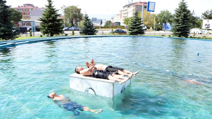 Erzurum'da çocuklar, elektrik verilen havuzlarda yüzüyor