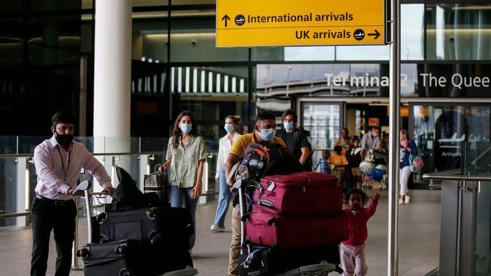 İngiltere, AB ve ABD'den gelenlere karantina zorunluluğunu kaldırdı