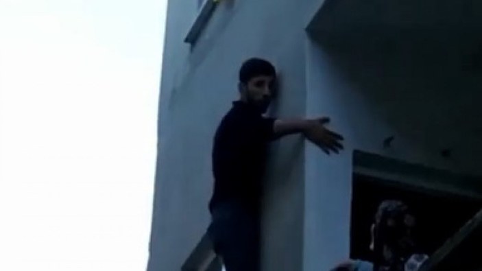 Sultangazi'deki hırsız, pencerede mahsur kalınca ev sahiplerine yalvardı