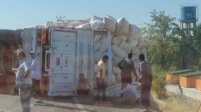 Diyarbakır'da 2 kişi, saman yüklü kamyonun devrilmesiyle yaralandı