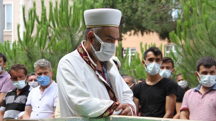 Samsun'da genç öğretmenin cenaze namazını imam babası kıldırdı