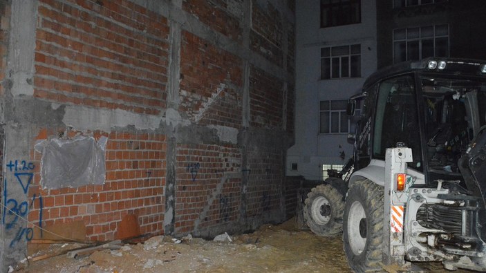 Sultangazi'de iki binada çökme riski, ekipleri harekete geçirdi