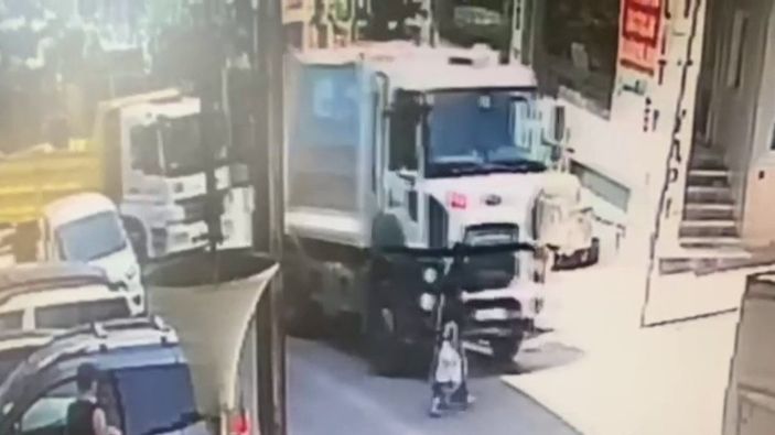 Esenyurt’ta çöp kamyonu altında kalan anne ve oğlu