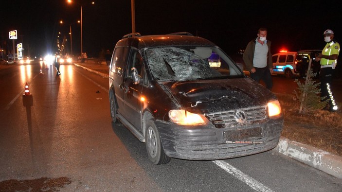 Sivas'ta hafif ticari araç, 15 yaşındaki kıza çarptı