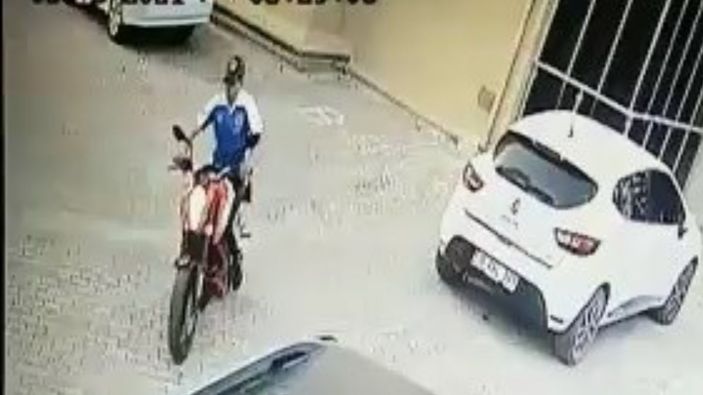 Bursa'da hırsız, 35 bin liralık motosikleti çalmak için 1 saat zincir kırdı