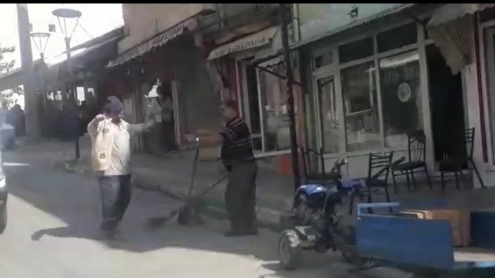 Bursa'daki personel, sokakları göbek atarak temizliyor