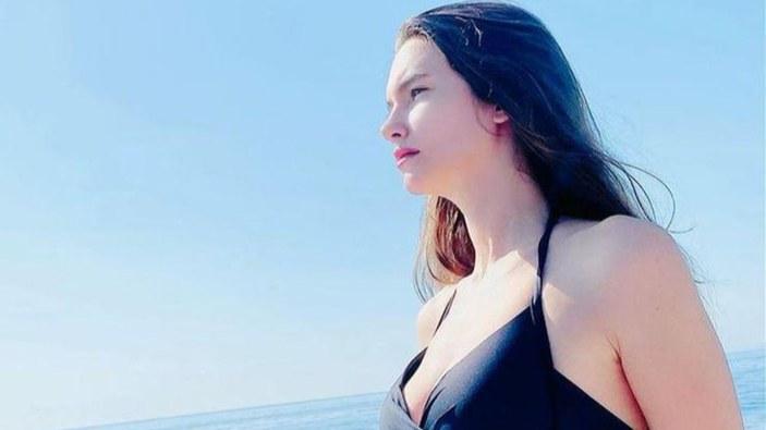 Leyla Lydia Tuğutlu siyah bikinisiyle yaza veda pozu