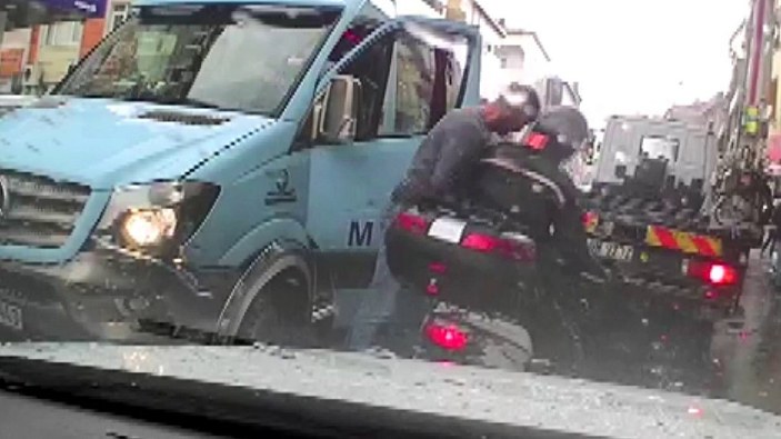 Ataşehir'de yol tartışması: Motosikletliye kafa attı