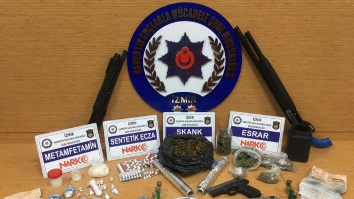 İzmir'de uyuşturucu maddelerle birlikte silah da yakalandı