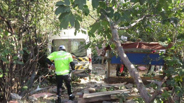 Üsküdar'da okul servisi evin bahçesine girdi