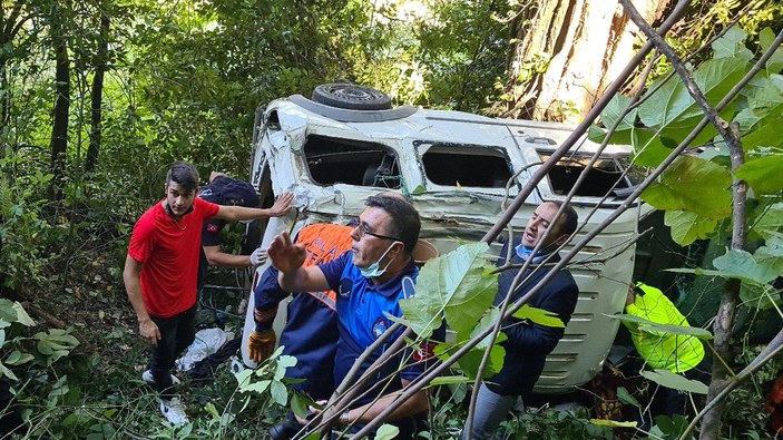 Zonguldak'ta virajı alamayan kamyonet kaza yaptı