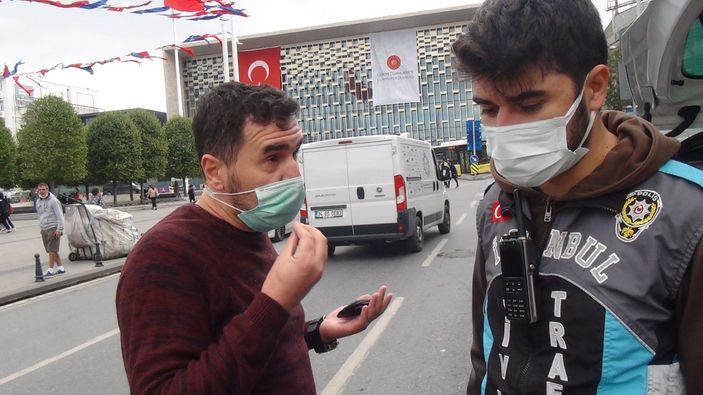 Taksim’de müşteri seçme cezası yiyen taksi şoförü, polis ile tartıştı