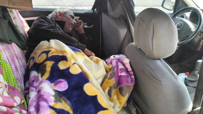 Şanlıurfa’da evden atılan baba, 5 aydır otomobilin içinde yaşıyor